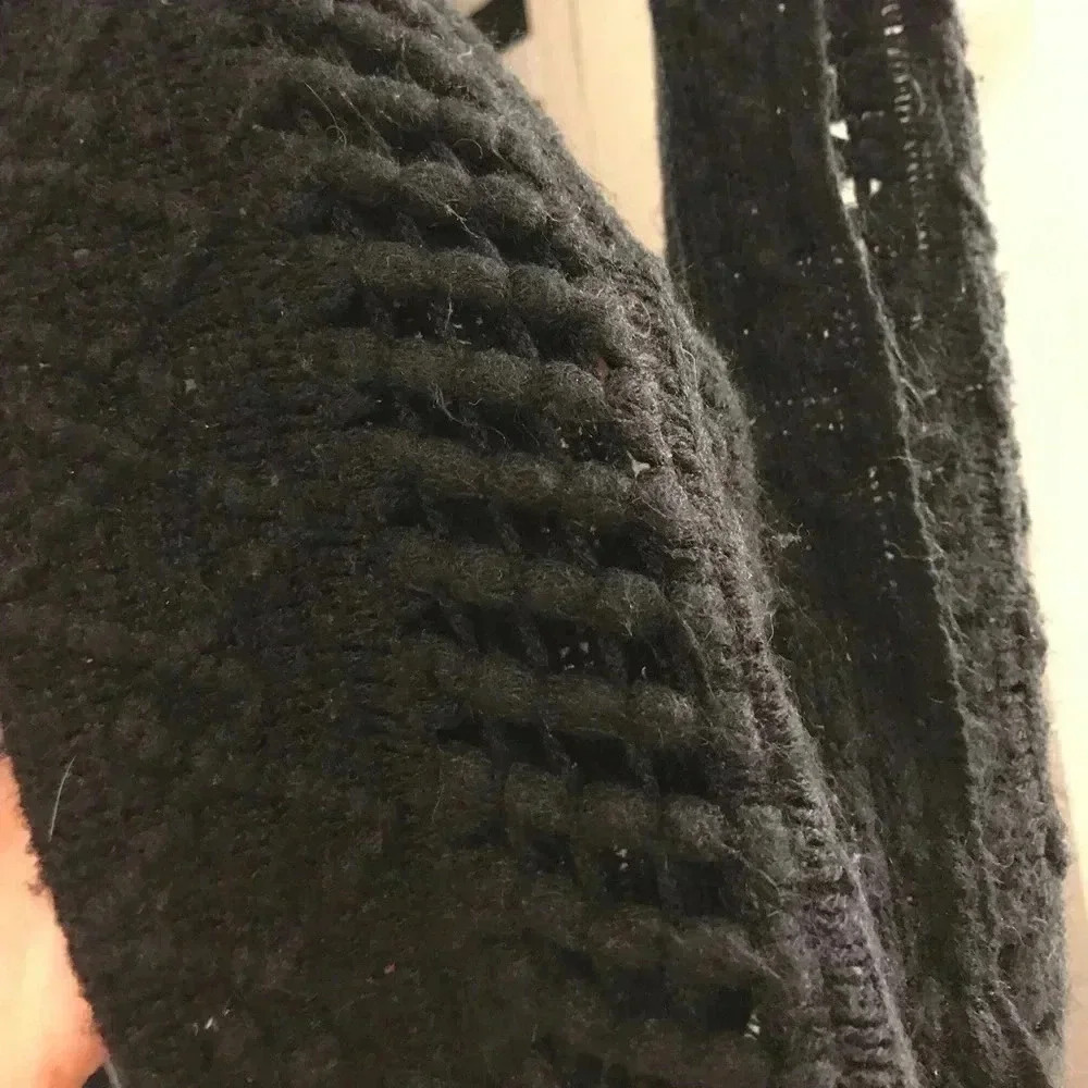🧾 Black Infinity Scarf - Picture 5 of 6